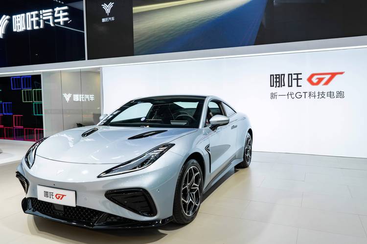 重庆283哪吒汽车在智能汽车领域的表现，领途汽车在新能源汽车市场中的影响力